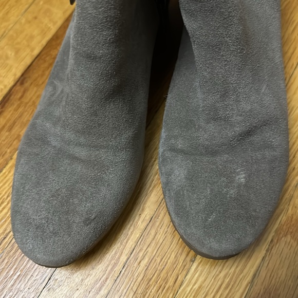 Khaki suede booties with ankle fringe - Picture 2 of 6